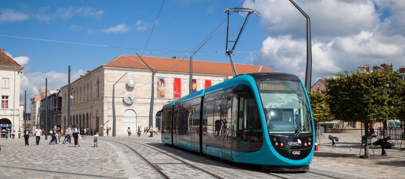 Arrêt bus et tramway à proximité